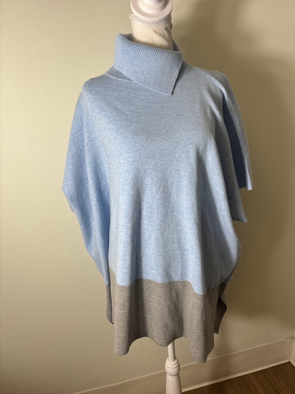 J'Envie New York Light Blue and Gray Color Block Knit Poncho Style Top Sz 1